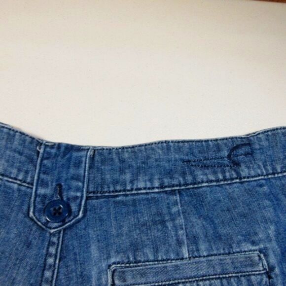 American Eagle womens dark distressed side buttons flap jean shorts 4 EUC - Picture 5 of 5